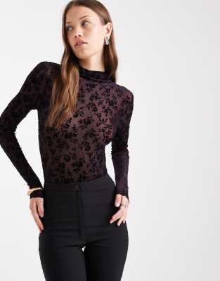 Miss Selfridge - Devoré-Body in Lila mit hohem Kragen