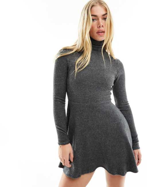 Miss Selfridge – Dopasowana na górze i rozszerzana na dole sukienka z zabudowanym dekoltem