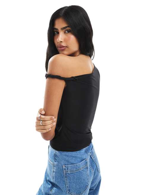 Miss Selfridge – Dopasowany czarny top ze skręconym ramiączkiem, 2 z 4