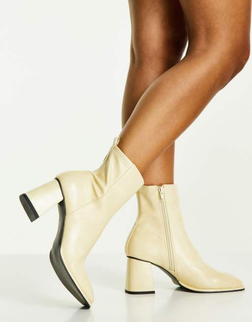 Miss Selfridge – Elastische Stiefel aus Kunstleder in gebrochenem Weiß 