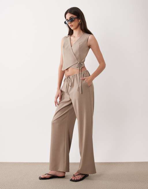 Miss Selfridge - Getailleerd gilet met overslag in neutraal met krijtstreep, deel van co-ord set, 3 van 4