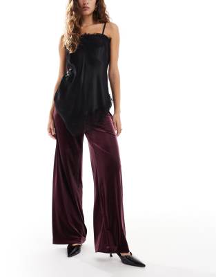 Miss Selfridge - Elegante Hose aus beerenrotem Samt mit weitem Bein
