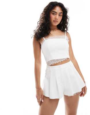 Miss Selfridge - Elegante, plissierte Shorts in Elfenbein mit hohem Bund, Kombiteil-Schwarz