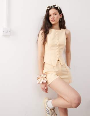 Miss Selfridge - Elegante Shorts in Buttermilchgelb, Kombiteil
