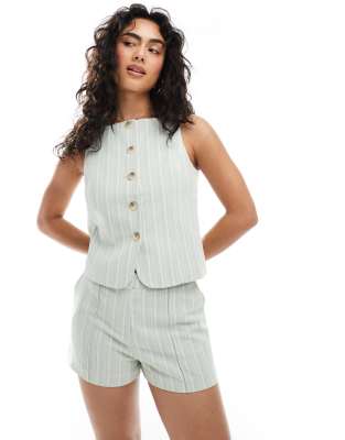 Miss Selfridge - Elegante Shorts in Grün mit Nadelstreifen und hohem Bund, Kombiteil