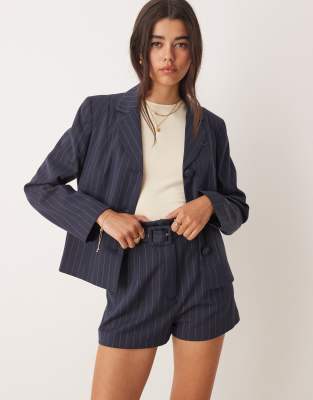 Miss Selfridge - Elegante Shorts in Marineblau mit Nadelstreifen, Kombiteil