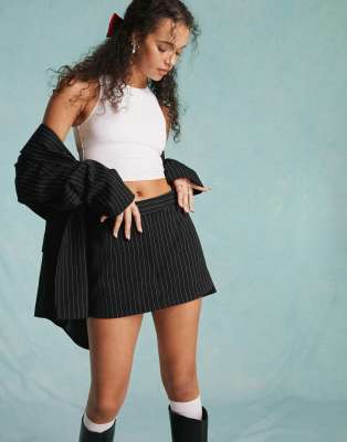 Miss Selfridge - Eleganter Mini-Skort in Schwarz mit Nadelstreifen, Kombiteil