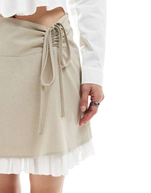 Miss Selfridge – Eleganter Minirock in Steinbeige mit Rüschensaum, 2 von 5