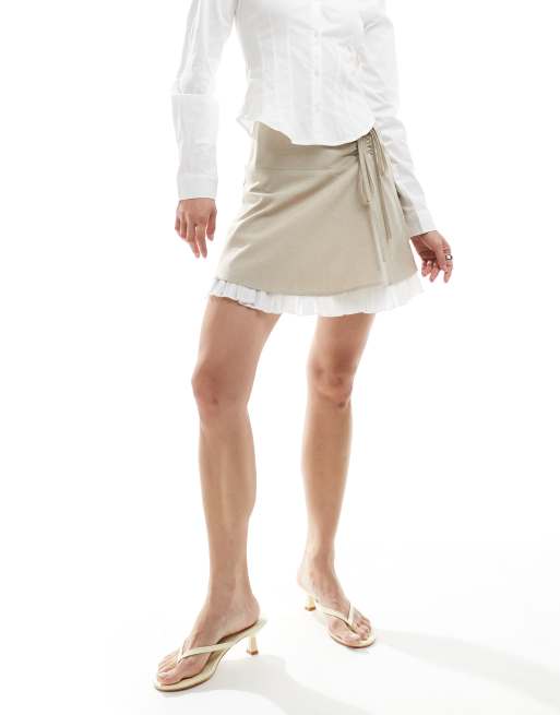 Miss Selfridge – Eleganter Minirock in Steinbeige mit Rüschensaum, 4 von 5