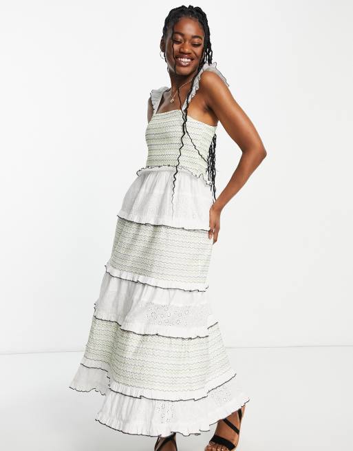 Miss Selfridge – Elfenbeinfarbenes Maxikleid mit farbigen Nähten und Lochstickerei 
