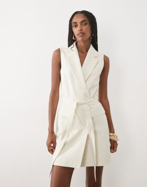 Miss Selfridge – Elfenbensvit, figursydd kavajklänning med ärmlös design - view 1