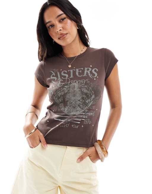 Miss Selfridge – Eng anliegendes, länger geschnittenes T-Shirt in Braun mit „Sisters“-Grafikprint und Nietenverzierung