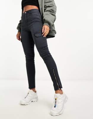 Miss Selfridge - Eng geschnittene Jeans in Schwarz im Cargo-Stil