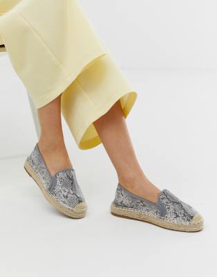 sturdy closed toe shoes