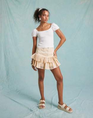 eyelet hem contrast denim mini skirt in ecru-Neutral