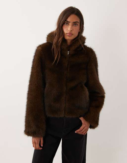 Miss Selfridge faux-fur bomberjack met capuchon in chocoladebruin, 2 van 4