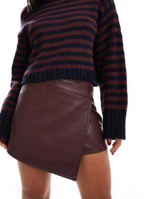 faux leather skort in wine-Red