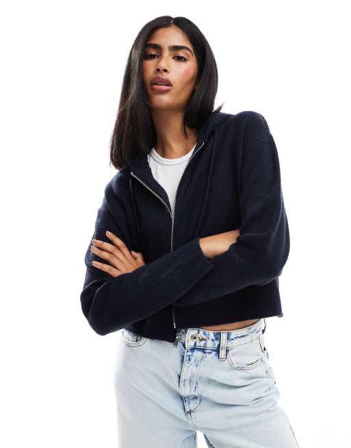 Miss Selfridge - Felpa con cappuccio taglio corto in maglia blu navy con zip