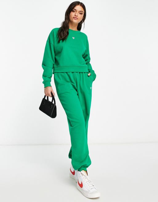 Miss Selfridge - Felpa verde con cuore ricamato in coordinato, 3 di 4