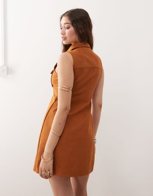 Miss Selfridge – Festival – Ärmelloses Kleid in hellbrauner Wildlederoptik, 4 von 4