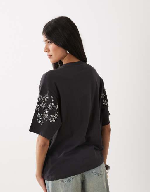 Miss Selfridge – Festival – Mörkgrå, utsmyckad t-shirt i oversize, 3 av 4