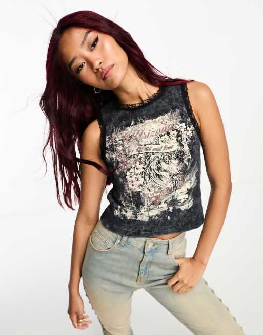 Miss Selfridge – Festival-Tanktop in Anthrazit mit Spitzenbesatz, Ringerrücken und Grafikprint 
