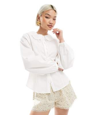 Miss Selfridge - Figurbetonte Bluse in Weiß mit Kragen