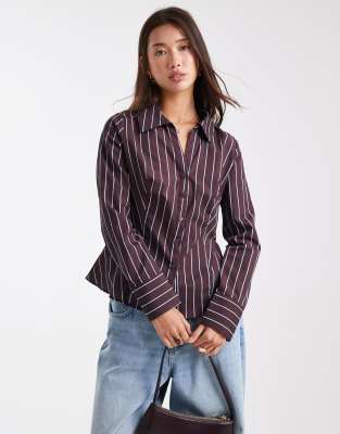 Miss Selfridge - Figurbetonte Hemdbluse aus Popeline in Schokobraun mit Nadelstreifen-Bunt