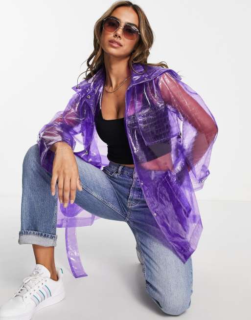 Miss Selfridge – Fioletowy przezroczysty płaszcz przeciwdeszczowy o krótkim fasonie w krokodyli wzór 