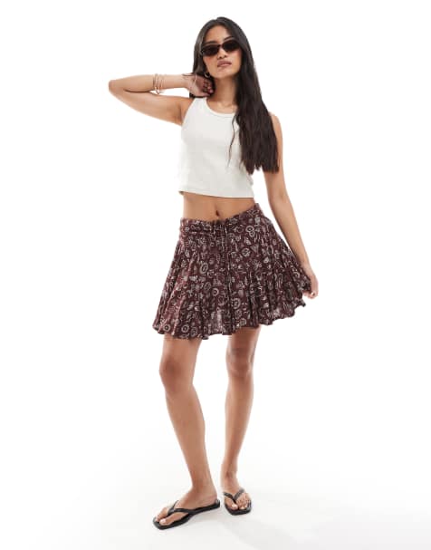 Miss Selfridge - Flagrende brune shorts i ostelærred med ferieprint - view 1