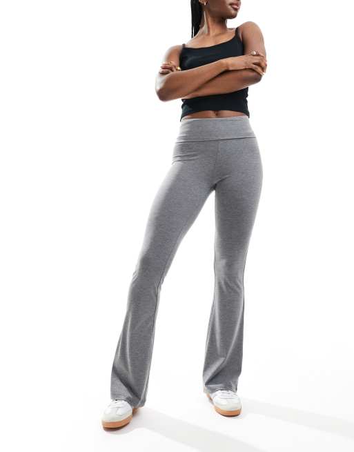 Miss Selfridge - Flare-legging met lage taille en omgeslagen tailleband in donkergrijs