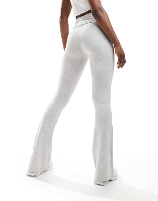 Miss Selfridge - Flared legging met lage taille en omgeslagen tailleband in gemêleerd grijs, 3 van 5