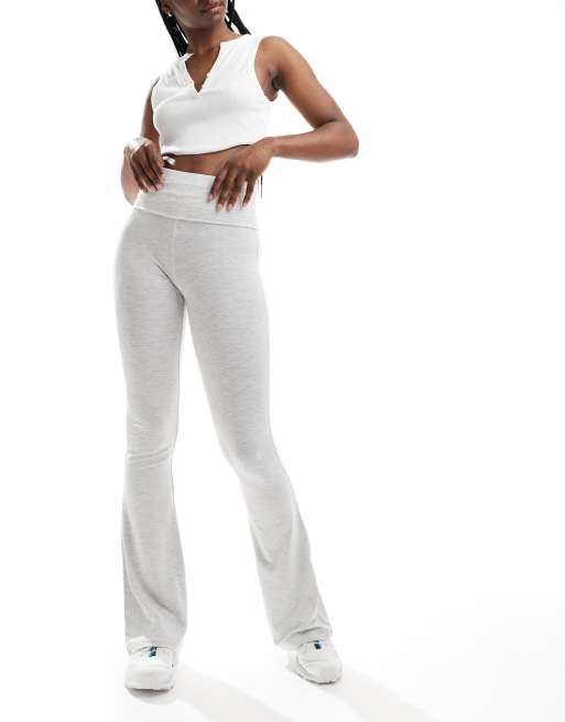 Miss Selfridge - Flared legging met lage taille en omgeslagen tailleband in gemêleerd grijs, 4 van 5