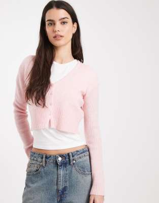 Miss Selfridge - Flauschige Cropped-Strickjacke in Rosa