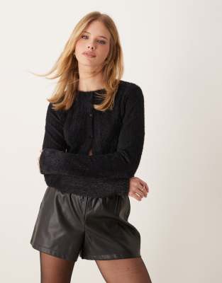 Miss Selfridge - Flauschige, gerippte Strickjacke in Schwarz