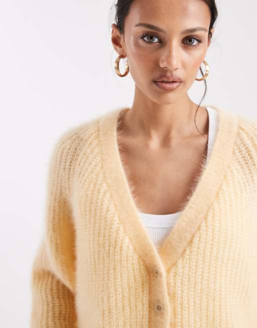 Miss Selfridge – Flauschige Strickjacke in Gelb, 3 von 4