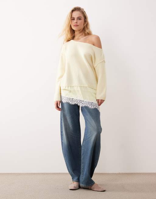 Miss Selfridge – Flauschiger, asymmetrischer Pullover in Gelb mit kontrastierendem Spitzensaum aus Satin, 2 von 4