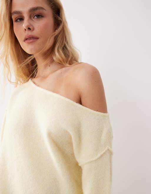 Miss Selfridge – Flauschiger, asymmetrischer Pullover in Gelb mit kontrastierendem Spitzensaum aus Satin, 3 von 4