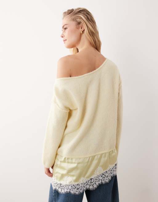 Miss Selfridge – Flauschiger, asymmetrischer Pullover in Gelb mit kontrastierendem Spitzensaum aus Satin, 4 von 4