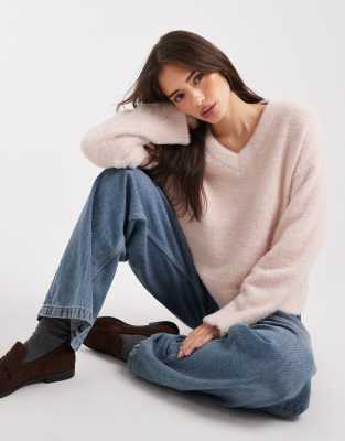 Miss Selfridge - Flauschiger Oversize-Pullover in Zartrosa mit V-Ausschnitt