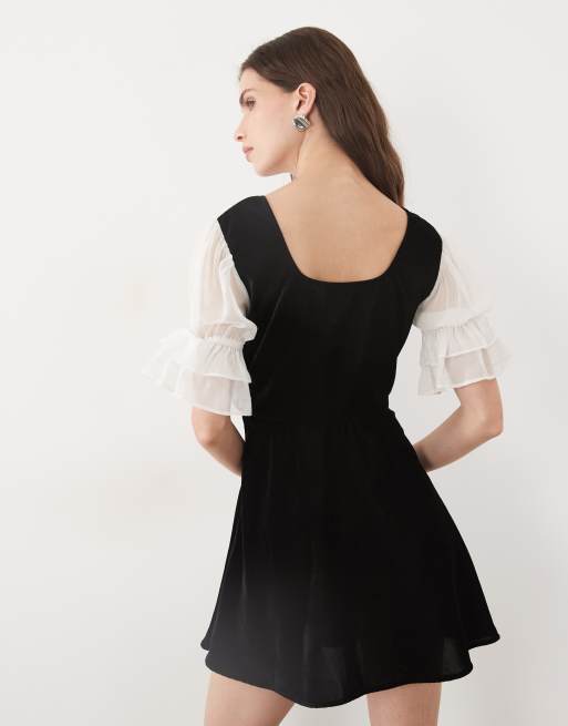 Miss Selfridge fluwelen en kanten mini-theejurk in zwart, 3 van 4