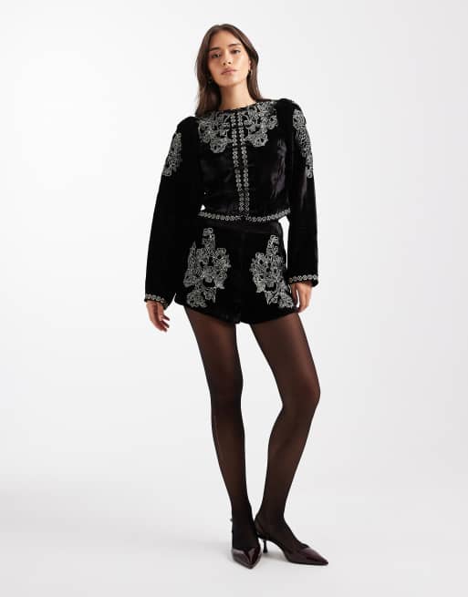 Miss Selfridge - Fluwelen short met hoge taille en borduursels in zwart, deel van co-ord set