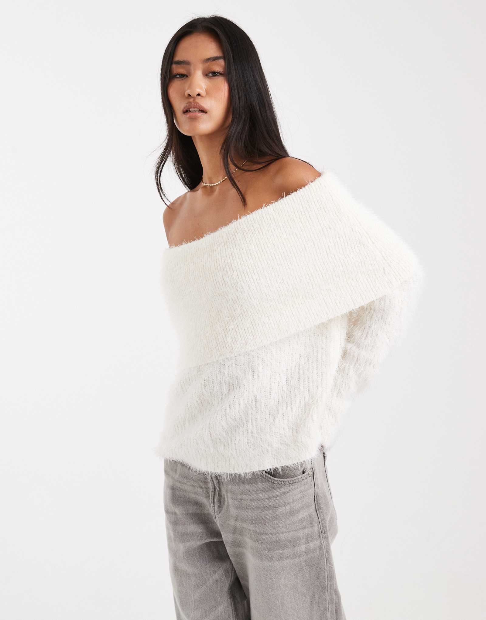 Вязаный свитер с открытыми плечами Miss Selfridge кремового цвета с накладными ресницами