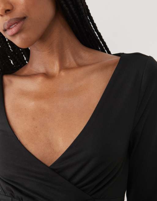Miss Selfridge formsyet slå om-top med korsetsømme i sort, 3 af 4
