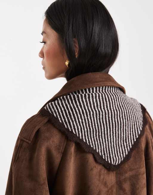 Miss Selfridge - Foulard triangle en maille de laine à rayures - Chocolat et crème, 2 de 3