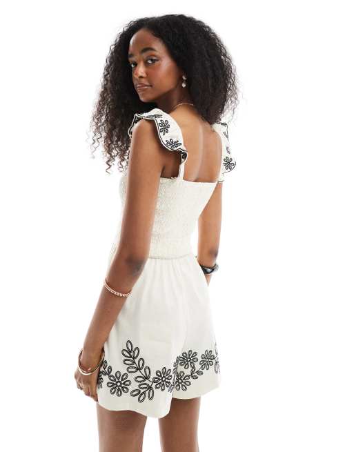 Miss Selfridge - Geborduurde playsuit met ruches aan de mouwen in crème, 4 van 4
