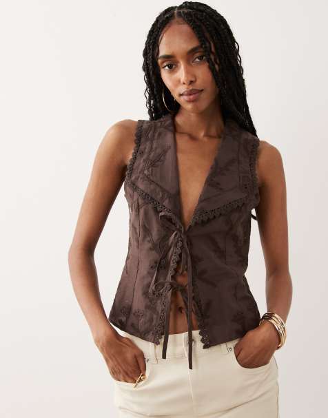 Miss Selfridge - Geborduurde tanktop met gestrikte voorkant in chocoladebruin - view 1
