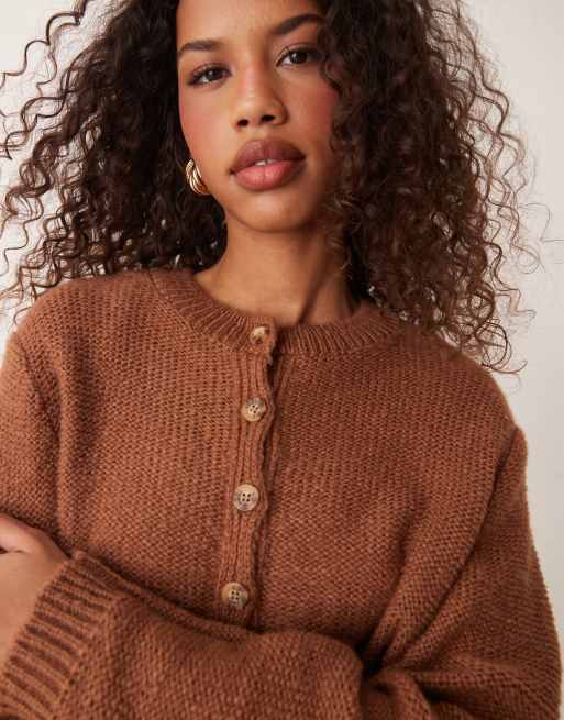 Miss Selfridge - Gebreid vest met textuur en ronde hals in chocoladebruin