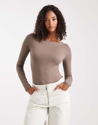 Miss Selfridge - Geformter Body in Pilzbraun mit U-Boot-Ausschnitt-Brown