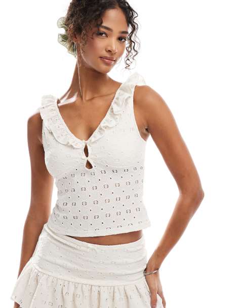Miss Selfridge - Gehaakte camitop met ruches en strikdetail in crème, deel van co-ord set - view 1